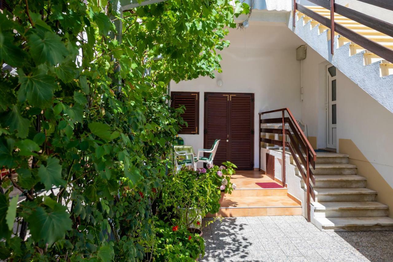 Rooms & Studio Apartment Mira Baška Eksteriør bilde